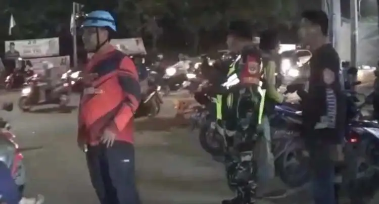 Petugas gabungan bersiaga di Pos PAM Jalur mudik Pantura Kabupaten Bekasi, Selasa (18/04) malam.