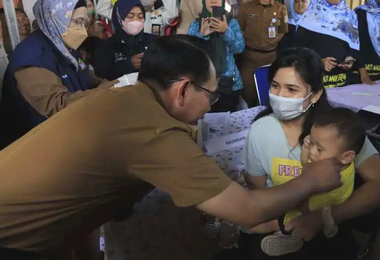 Pj Bupati Bekasi Dani Ramdan membuka pencanangan Sub Pekan Imunisasi Nasional ( SUB PIN) polio, Tingkat Kabupaten Bekasi 2023 di Halaman Kantor Desa Mekarmukti Kecamatan Cikarang Utara, Senin (03/04)