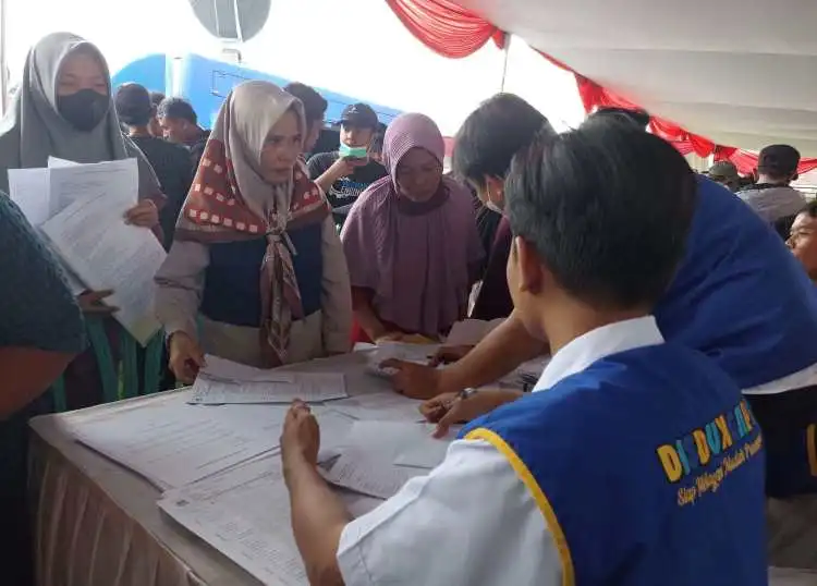 Sejumlah warga mendatangi gerai Disdukcapil di acara Ramadhan Sregep yang berlangsung di Halaman Masjid Al-Ittihad Kelurahan Kebalen, Kecamatan Babelan, pada Rabu (05/04).