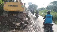 Dinas Sumber Daya Air Bina Marga dan Bina Konstruksi (SDA BM-BK) Kabupaten Bekasi gerak cepat memperbaiki jalan amblas di Exit Tol Gabus Desa Srijaya, Kecamatan Tambun Utara.