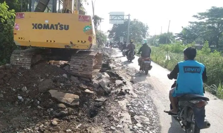 Dinas Sumber Daya Air Bina Marga dan Bina Konstruksi (SDA BM-BK) Kabupaten Bekasi gerak cepat memperbaiki jalan amblas di Exit Tol Gabus Desa Srijaya, Kecamatan Tambun Utara.