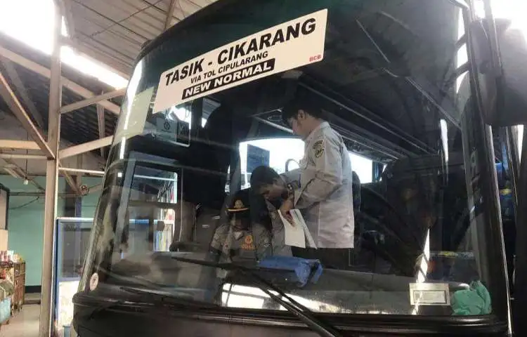Pengelola Terminal Cikarang secara rutin melakukan melakukan pemeriksaan kendaraan (Ramp Check) Bus Antar Kota Antar Provinsi (AKAP), Angkutan Kota Dalam Provinsi (AKDP).