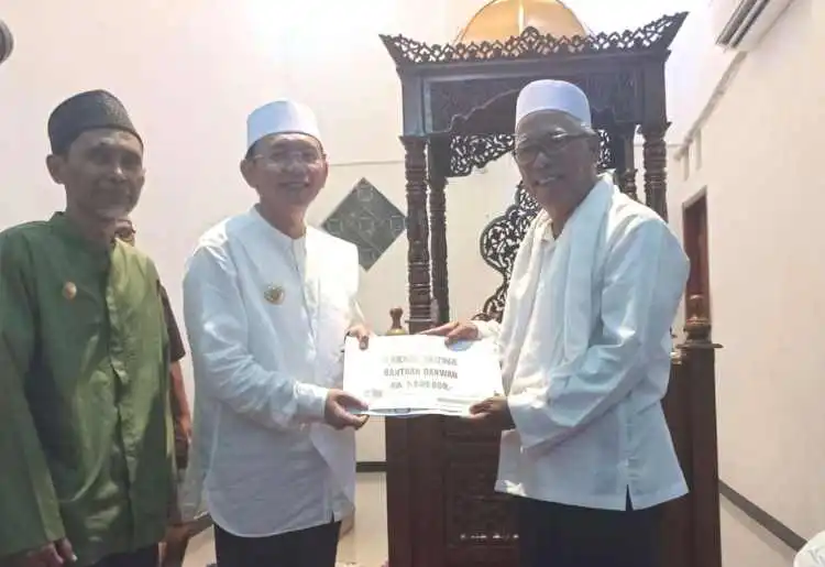 Pj Bupati Bekasi Dani Ramdan mengikuti kegiatan Tarawih Keliling (Tarling) di Masjid Jamie Al-Hidayah Perum Papan Mas, Desa Mekarsari Kecamatan Tambun Selatan
