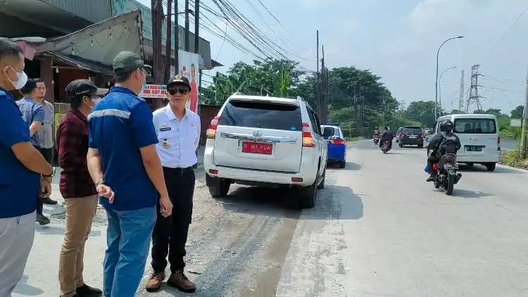 Pj Bupati Bekasi Dani Ramdan didampingi Kepala Dinas Sumber Daya Air Bina Marga dan Bina Konstruksi Kabupaten Bekasi ruas jalan inspeksi Kalimalang yang telah rampung diperbaiki, Rabu (19/04).