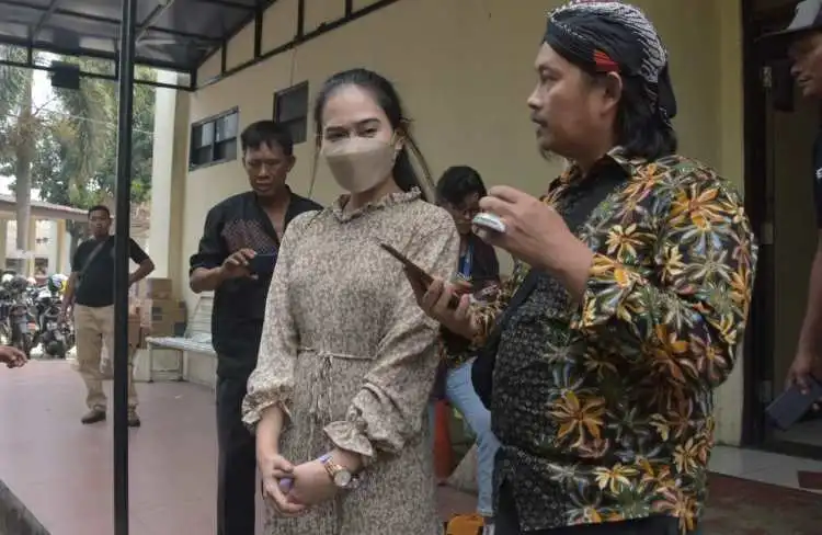 ADA (24) mendatangi Polres Metro Bekasi untuk dimintai keterangan awal terkait laporan yang dilayangkannya pada Sabtu 06/05) lalu.