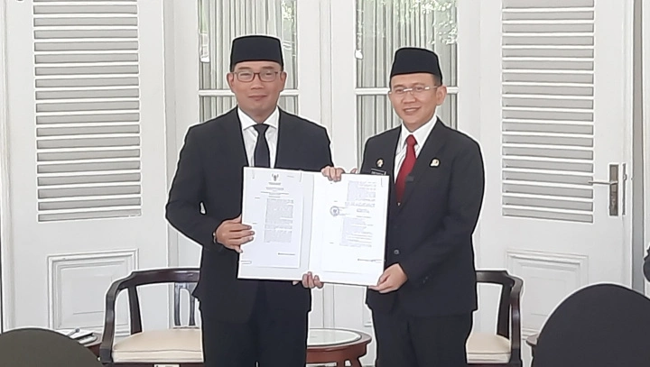 Dani Ramdan menerima Surat Keputusan (SK) perpanjangan jabatan sebagai Pj Bupati Bekasi untuk tahun 2023 -2024. SK tersebut diserahkan langsung oleh Gubernur Jawa Barat Ridwan Kamil di Gedung Pakuan, Kota Bandung, Kamis (25/04).