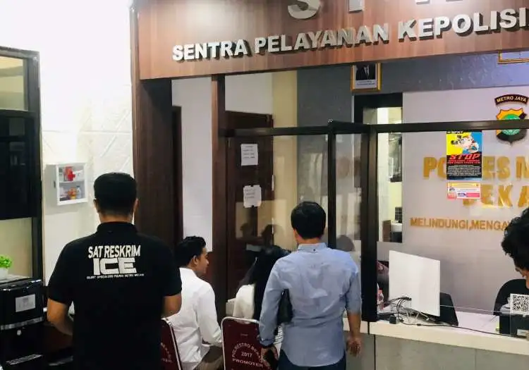 ADA (24) saat membuat laporan polisi atas peristiwa yag dialaminya, Sabtu (06/05).