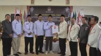 Ketua DPD PKS Kabupaten Bekasi, Budi Muhammad Mustafa menyerahkan berkas pendaftaran Bakal Calon Anggota Legislatif (Bacaleg) untuk Pemilu 2024 ke KPU Kabupaten Bekasi, Senin (08/05).