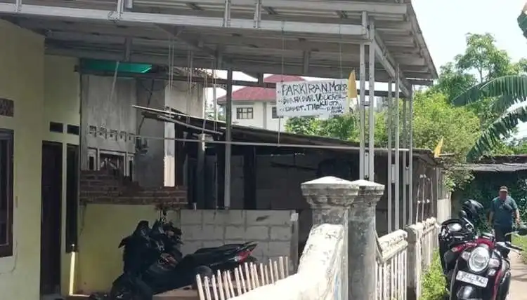 Pasca terungkapnya kasus pembunuhan yang melibatkan suami istri, rumah korban di Kelurahan Kertasari, Kecamatan Pebayuran terlihat sepi. Bendera kuning masih terpasang di rumah tersebut, Sabtu (06/05).