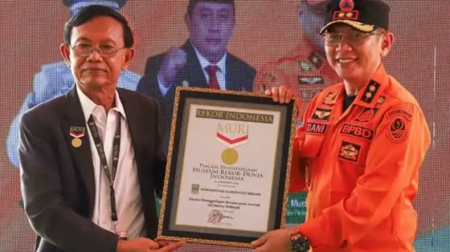 Pemerintah Kabupaten Bekasi berhasil memecahkan Rekor MURI (Museum Rekor Dunia Indonesia) dalam simulasi penanggulangan bencana yang diikuti sebanyak 23.000 peserta.