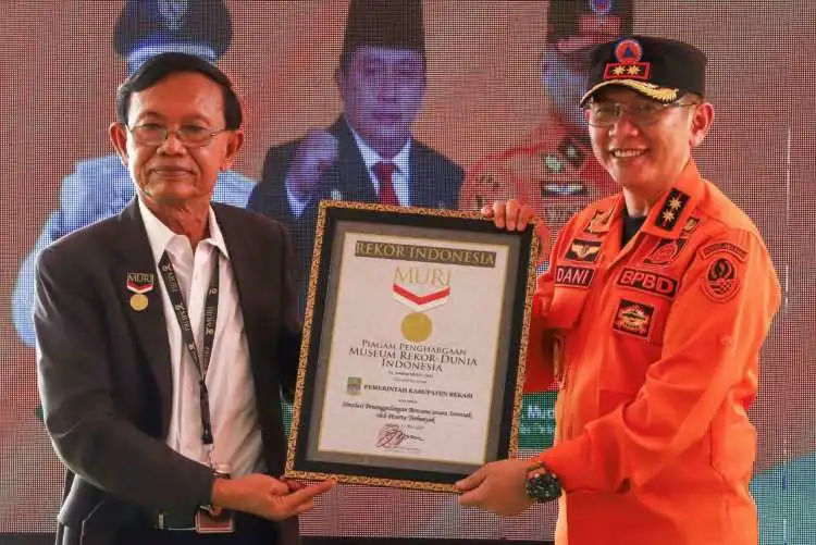 Pemerintah Kabupaten Bekasi berhasil memecahkan Rekor MURI (Museum Rekor Dunia Indonesia) dalam simulasi penanggulangan bencana yang diikuti sebanyak 23.000 peserta.