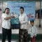Penyerahan simbolik bantuan dilakukan oleh Maksum Kamaludin Setiadi, Branch Head WOM Finance Kantor Cabang Cikarang didampingi oleh karyawan WOM Finance.