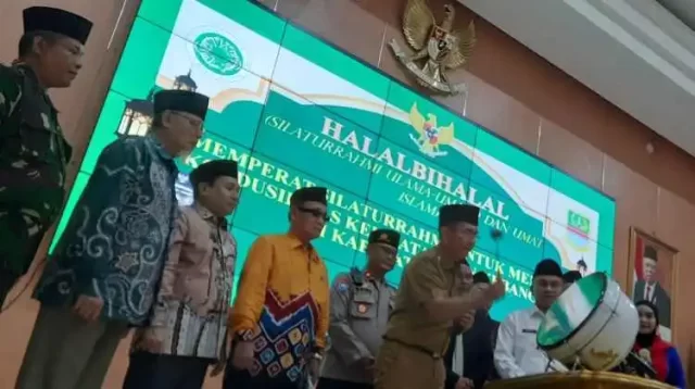 Penjabat Bupati Bekasi, Dani Ramdan saat membuka kegiatan Pendidikan Kader Ulama yang digagas oleh Majelis Ulama Indonesia (MUI) Kabupaten Bekasi, Senin (29/05).