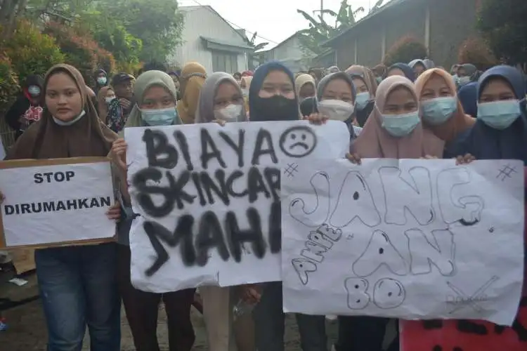 Ilustrasi: Sejumlah karyawati pabrik pembuatan alat kesehatan di Kabupaten Bekasi menggelar aksi demo dengan membawa sejumlah spanduk protes akibat dirumahkan/kehilangan pekerjaan beberapa waktu lalu.