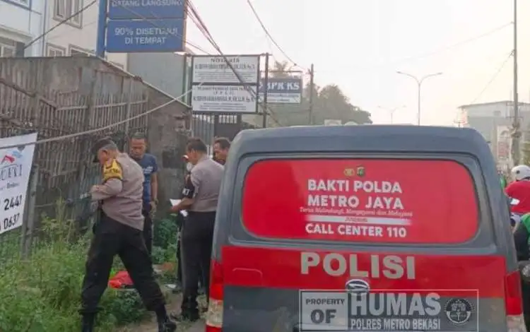 Jasad bayi tersebut ditemukan oleh seorang pemulung saat sedang mencari botol bekas di trotoar pinggir Jalan Sultan Hasanuddin, Desa Tambun, Kecamatan Tambun Selatan, Rabu (24/05) pagi.