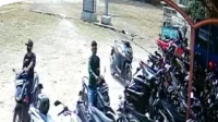 Aksi pencurian motor yang terjadi pada Senin, 29 Mei 2023 sekira pukul 14.30 WIB ini terekam kamera CCTV yang terpasang halaman kantor kecamatan Pebayuran.