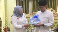 Sandiaga Uno saat menerima oleh-oleh berupa Batik Cibarusah Khas Desa Sindangmulya saat berkunjung ke Pondok Pesantren Al-Baqiyatussholihat, Minggu (14/05).