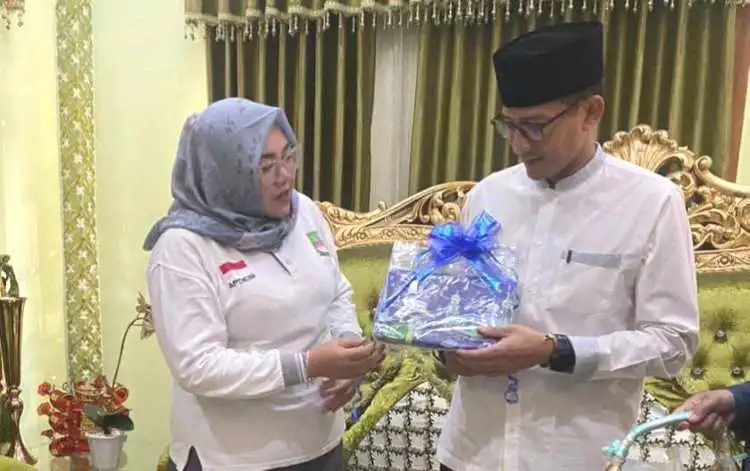 Sandiaga Uno saat menerima oleh-oleh berupa Batik Cibarusah Khas Desa Sindangmulya saat berkunjung ke Pondok Pesantren Al-Baqiyatussholihat, Minggu (14/05).