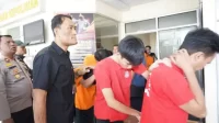 21 pelaku pencurian sepeda motor yang beraksi di Kabupaten Bekasi beserta penadah motor curian jaringan Lampung dan Subang digelandang petugas kepolisian, Rabu (17/05).