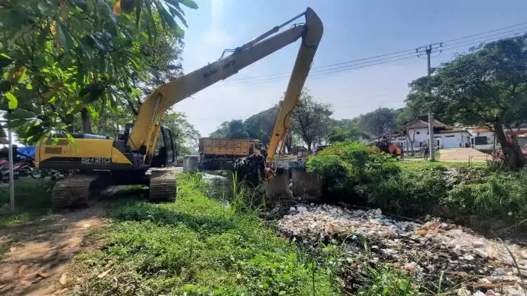 UPTD Pengelolaan Sampah Wilayah 2 Dinas Lingkungan Hidup (DLH) Kabupaten Bekasi melakukan pengangkutan sampah dengan mengerahkan satu unit alat berat