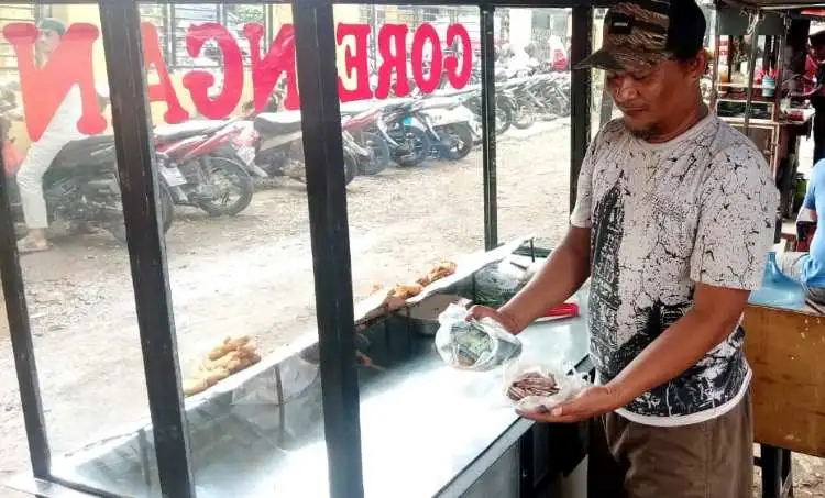 Wiro (40) warga Kampung Selang Nangka, Kelurahan Wanasari, Kecamatan Cibitung rusak dimakan rayap. Uang yang diperkirakan senilai Rp10 juta tersebut ditabung setiap hari dari hasil kerjanya sebagai pedagang gorengan selama kurang lebih 10 tahun.