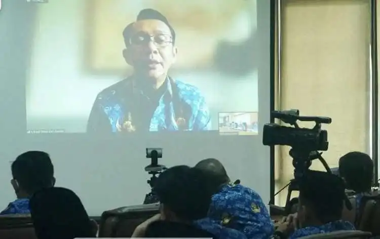 Pj Bupati Bekasi Dani Ramdan saat memimpin secara virtual bersama sekretaris daerah dan perangkat daerah di Ruang Rapat KH Raden Ma'mun Nawawi, Kompleks Perkantoran Pemkab Bekasi, Kecamatan Cikarang Pusat, Senin (19/06).