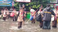 Persami Batal! Hujan deras yang mengguyur Kabupaten Bekasi pada Sabtu (17/06) petang membuat Sekolah Dasar Negeri Karangasih 01, Cikarang Utara kebanjiran.