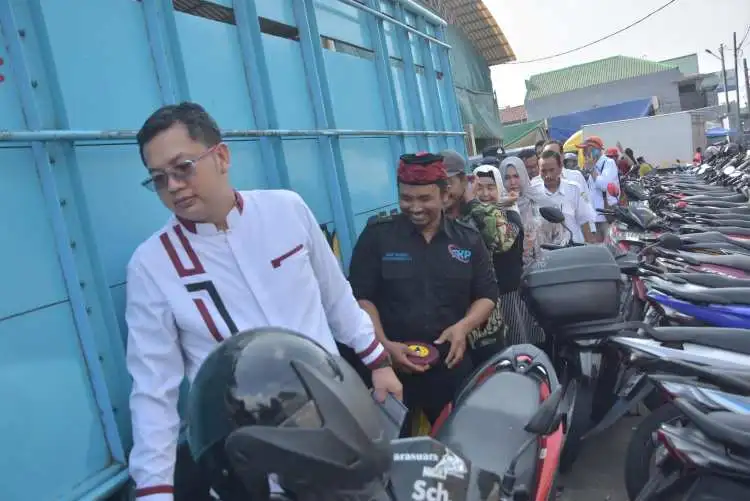 Ketua Komisi II DPRD Kabupaten Bekasi, Sunandar saat berkunjung ke Pasar Induk Cibitung, Rabu (14/06). Selain menghambat proses bongkar muat, ketidaktersediaan lahan parkir diakui pedagang membuat pendapatan‎ mereka semakin menurun. Sebab, tidak sedikit pelanggan yang mengurungkan niatnya untuk berbelanja di Pasar Induk Cibitung lantaran sulitnya mendapat tempat parkir.