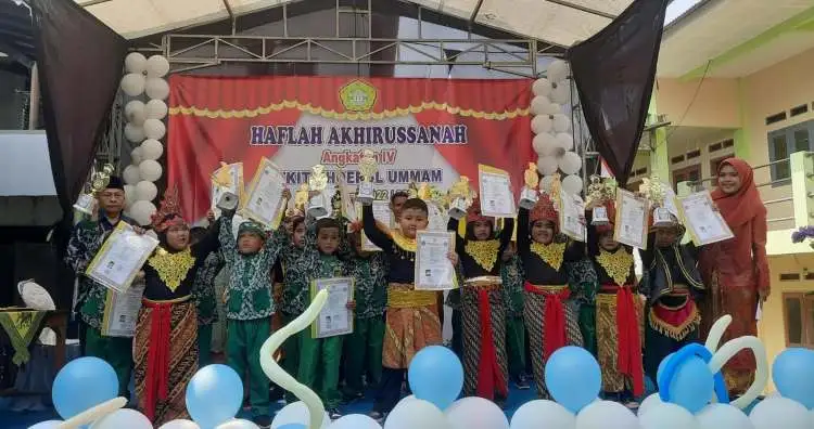 Haflah Akhirussanah ke IV siswa dan siswi TK Islam Terpadu (TKIT) Khoerul Ummam Cikarang, Kamis (22/06) pagi.