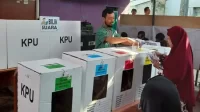 Salah seorang pemilih menggunakan hak suaranya pada Pemilu 2019 di salah satu TPS di Desa Setiadarma, Kecamatan Tambun Selatan, Kabupaten Bekasi.
