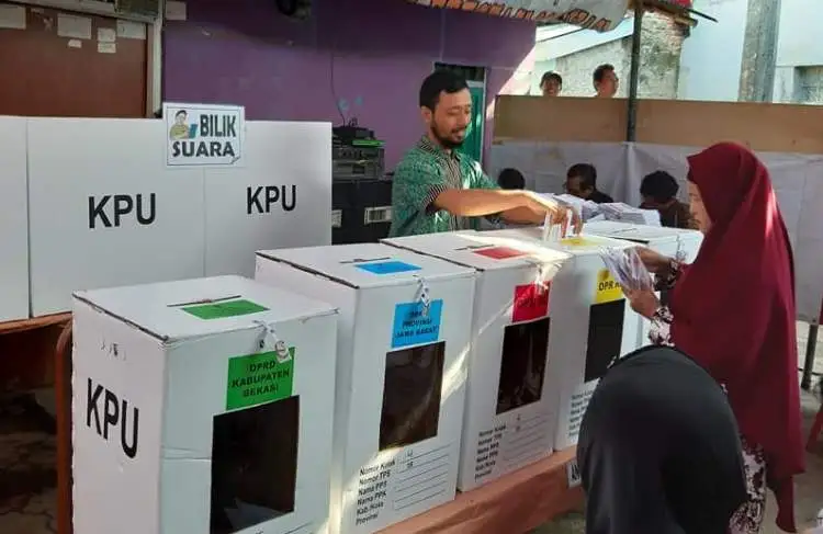Salah seorang pemilih menggunakan hak suaranya pada Pemilu 2019 di salah satu TPS di Desa Setiadarma, Kecamatan Tambun Selatan, Kabupaten Bekasi.