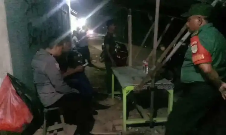 Usai kejadian pihak kepolisian yang tiba di lokasi kejadian kemudian mengevakuasi jasad pria yang tidak diketahui identitasnya tersebut ke RS Polri Kramatjati untuk diautopsi. Polisi telah mengamankan sejumlah barang bukti dari lokasi kejadian dan meminta keterangan sejumlah saksi.