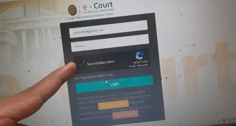 Pengadilan Agama Cikarang melayani pendaftaran gugatan perkara perceraian secara online yang dapat didaftarkan melalui aplikasi e-court.