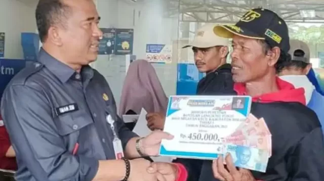 Kepala Dinas Perikanan Kabupaten Bekasi, Iman Santoso menyerahkan langsung Bantuan Subsidi Upah (BSU) kepada salah seorang nelayan, Selasa (13/06).