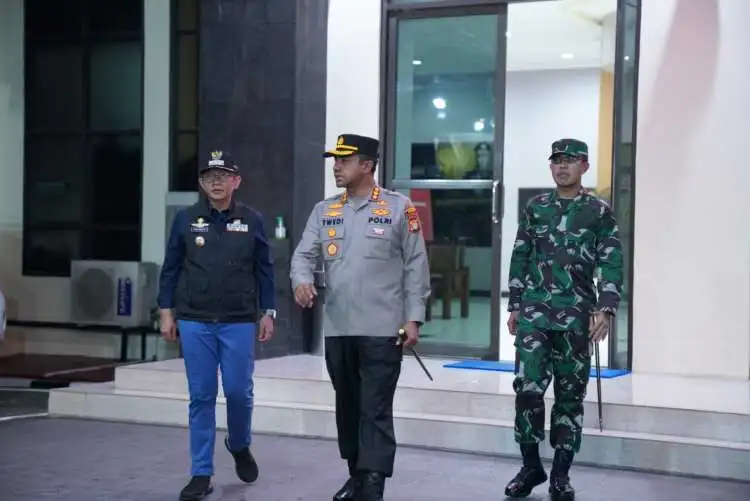 Pj Bupati Bekasi Dani Ramdan melakukan patroli skala besar dalam rangka pengamanan hari raya Idul Adha bersama Kapolres Metro Bekasi, Kombes Twedy Aditia dan Komandan Kodim 0509 Kabupaten Bekasi Letkol Inf. Danang Waluyo di wilayah Kabupaten Bekasi, Rabu (28/06) malam | Foto: Yubunx