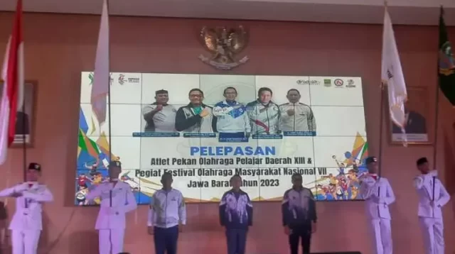 Upacara pelepasan kontingen Kabupaten Bekasi di ajang Pekan Olahraga Pelajar Daerah (POPDA) XIII Jawa Barat (Jabar) 2023, Selasa (27/06).