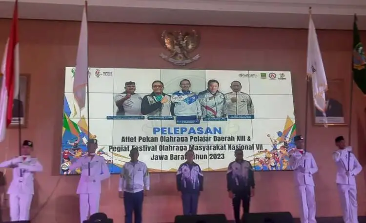 Upacara pelepasan kontingen Kabupaten Bekasi di ajang Pekan Olahraga Pelajar Daerah (POPDA) XIII Jawa Barat (Jabar) 2023, Selasa (27/06).