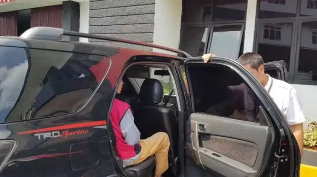 Kejaksaan Negeri Kabupaten Bekasi menahan tersangka M, salah seorang pengusaha kertas di Kabupaten Bekasi atas dugaan tindak pidana perpajakan, dengan menerbitkan faktur pajak fiktif, Kamis (08/06).