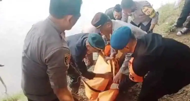 Petugas kepolisian sektor Muaragembong dan Tim SAR Gabungan saat mengevakuasi jasad terduga pelaku maling motor yang nekat ceburkan diri ke sungai Citarum, Selasa (06/06).