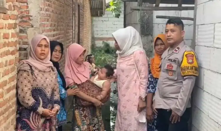 Bayi usia 7 bulan di Kecamatan Cabangbungin, Kabupaten Bekasi yang bernama Siti Raisya Rahayu mengalami obesitas dengan berat mencapai 15 kilogram. Saat ini, Raisya tengah dalam pengawasan Puskesmas dan dokter anak.