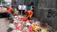 Tumpukan sampah liar di trotoar Jalan Bosih Raya, Kelurahan Wanasari, Kecamatan Cibitung.