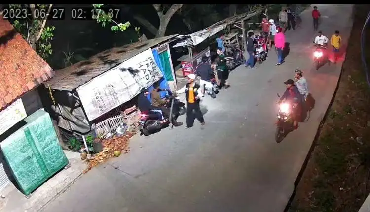 screem shot rekaman video viral aksi sekelompok remaja yang membawa senjata tajam diduga hendak tawuran di Jalan Raya CBL Kampung Pulo Puter, Desa Srimahi, Kecamatan Tambun Utara, Kabupaten Bekasi.