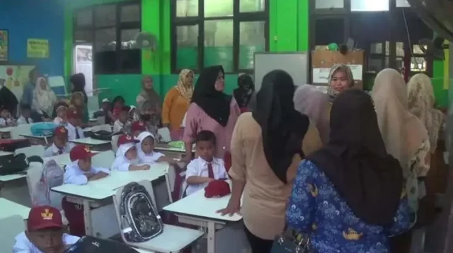 Hari pertama sekolah, para orang tua siswa baru Sekolah Dasar (SD) Negeri di Cikarang, Kabupaten Bekasi ramai-ramai mengantarkan anaknya, Senin (17/07)