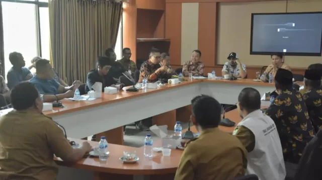 Dewan Perwakilan Rakyat Daerah (DPRD) Kabupaten Bekasi, menggelar rapat dengar pendapat mengenai kasus penolakan pembangunan Tempat Pembuangan Sampah Terpadu (TPST) di Desa Kertamukti, Kecamatan Cibitung, Kabupaten Bekasi, Senin (10/07). Rapat tersebut dihadiri Kepala Dinas Lingkungan Hidup Kabupaten Bekasi serta perwakilan warga dari Perumahan Kertamukti Sakti Residen (KSR) dan Taman Kertamukti Residence (TKR).