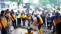 Dinas Sumber Daya Air Bina Marga dan Bina Kontruksi membentuk tim unit reaksi cepat (URC) untuk menambal jalan berlubang atau mengalami kerusakan ringan di Kabupaten Bekasi.