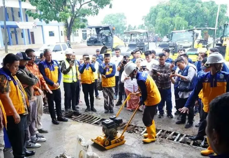 Dinas Sumber Daya Air Bina Marga dan Bina Kontruksi membentuk tim unit reaksi cepat (URC) untuk menambal jalan berlubang atau mengalami kerusakan ringan di Kabupaten Bekasi.