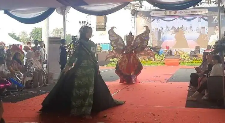 Sejumlah aparatur sipil negara (ASN) Kabupaten Bekasi mendadak tampil sebagai peragawan dan peragawati dalam acara Fashion Show Batik Bekasi di Central Park Meikarta, Kecamatan Cikarang Selatan, Jum'at (28/07).