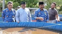 Kepala Dinas Perikanan Kabupaten Bekasi Iman Satoso melakukan monitoring kelompok pembudidaya ikan dengan metode bioflok di Masjid Jauharotul Madinah di Kecamatan Cibitung.