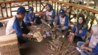 Emak-emak di komunitas Bambu Kuning di Desa Pasirsari, Cikarang Selatan, Kabupaten Bekasi menyulap eceng gondok menjadi kerajinan tangan hingga pakan ternak bernilai ekonomis.