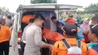 Tim SAR Gabungan saat mengevakuasi jasad RAF (12) salah seorang korban tenggelam di danau Perumahan Puri Nirwana Residence, Desa Sukaraya, Kecamatan Karangbahagia, Kabupaten Bekasi, Senin (10/07) sore.